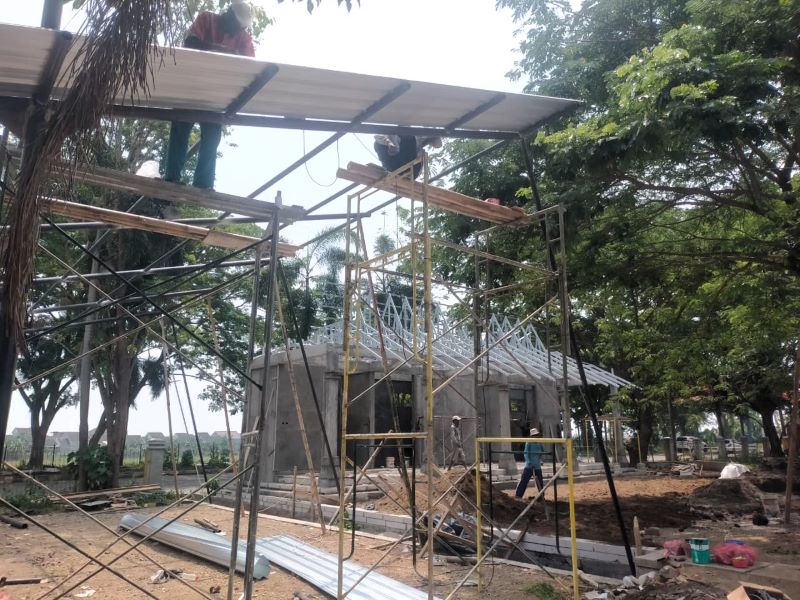 DISENTUH PERBAIKAN: Deretan kios warung Terminal Mojosari sedang dalam tahap pembangunan.
