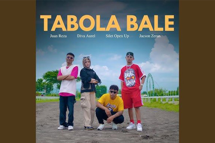 agu Tabola Bale yang dibawakan oleh Silet Open Up bersama Jackson Zeran, Juan Reza, dan Diva Aurel kian sering terdengar. Sumber foto: Pinterest