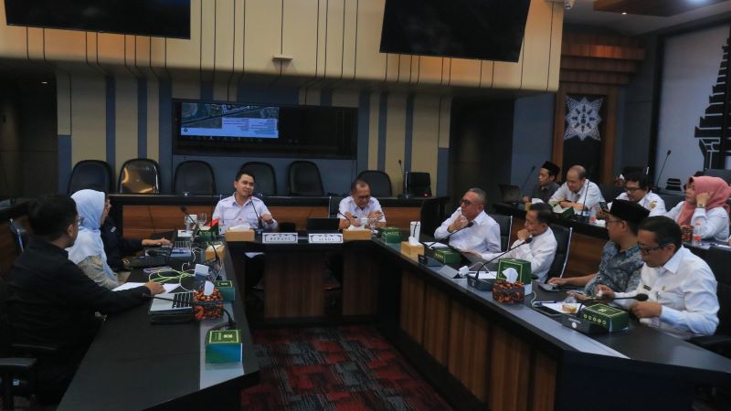 OPTIMISTIS: Bupati Mojokerto Muhammad Albarraa didampingi Sekdakab Mojokerto Teguh Gunarko dan jajaran OPD mendengarkan paparan Feasibility Study Pemindahan Pusat Pemerintah oleh tenaga ahli.