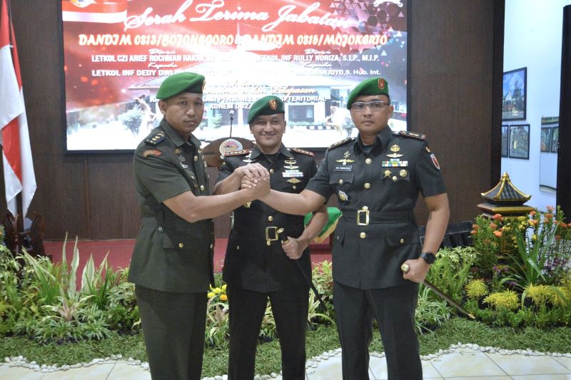 SUKSESI: Danrem 082/CPYJ Kolonel Inf Batara (tengah) diapit Letkol Inf Abi Swanjoyo (kanan) dan Letkol Inf Rully Noriza (kiri) usai sertijab Dandim 0815/Mojokerto di Makorem, Kamis (25/9).