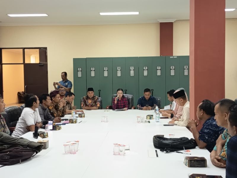 SAMPAIKAN ASPIRASI: Sebanyak 18 pegawai non-ASN yang tidak masuk dalam daftar alokasi pengadaan PPPK paruh waktu saat mengadu ke DPRD Kota Mojokerto, Selasa (16/9) lalu.