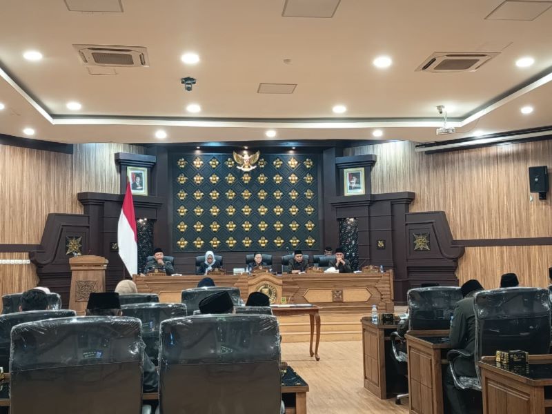 DISAHKAN: DPRD Kota Mojokerto menggelar rapat paripurna untuk menetapkan tujuh raperda, kemarin (26/9).