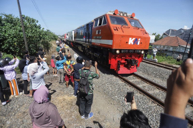 MOMEN LANGKA: Warga menyaksikan kereta parade livery dari masa ke masa saat melintas perlintasan di Jalan Pahlawan, Kota Mojokerto, kemarin (28/9).