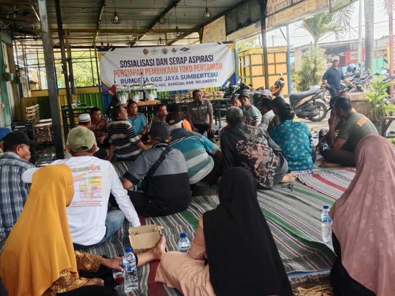 DISKUSI: BUMDes GGS Jaya Sumbertebu mengajak warga berdialog terkait persiapan pembukaan toko pertanian, Sabtu (27/9).
