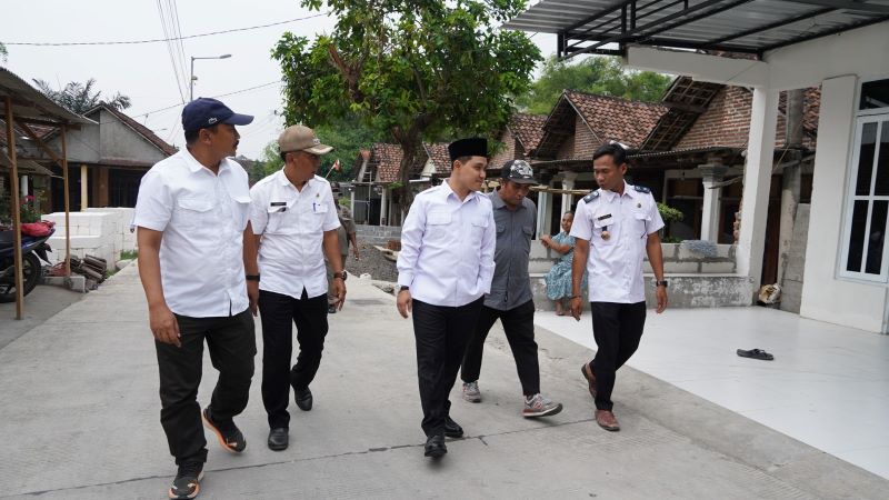 INFRASTRUKTUR: Bupati Mojokerto Muhammad Albarraa mendengarkan penyampaikan warga yang merasa senang sekaligus mengucapkan terima kasih atas rampungnya pembangunan ruas jalan Bendung&ndash;Bantengan,