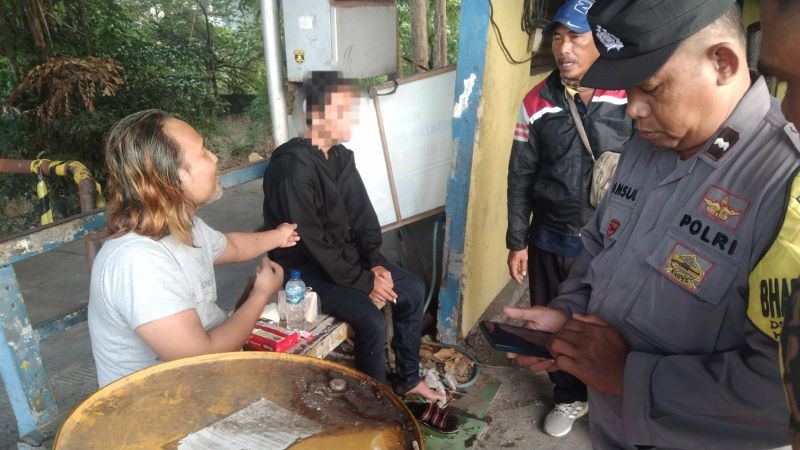 MASIH SELAMAT: Korban percobaan bunuh diri setelah diselamatkan dari Sungai Brantas di Jembatan PG Gempolkrep, Desa Pagerluyung, Kecamatan Gedeg, kemarin (29/9).