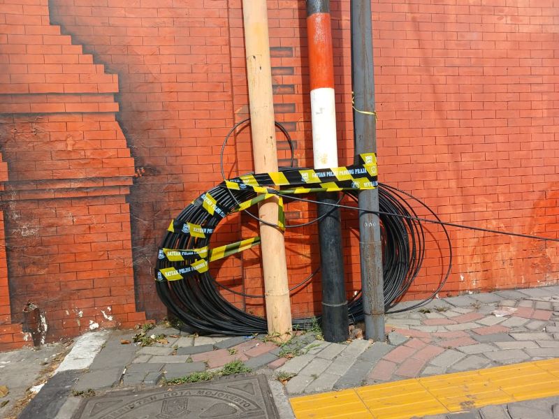 TAK BERIZIN: Tiang internet di Jalan Pahlawan, Kota Mojokerto, yang disegel satpol PP, kemarin (29/9).