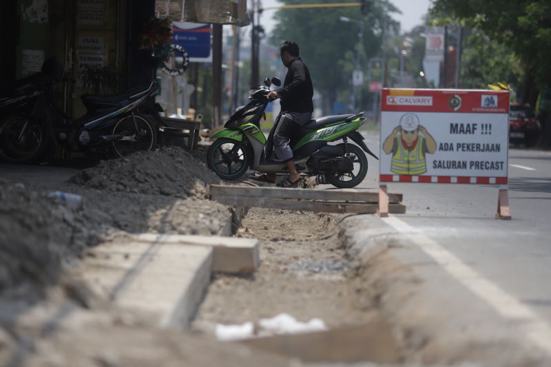 ON-PROGRESS: Progres pengerjaan pembangunan buang air kotor sistem drainase perkotaan di Desa Kupang, Kecamatan Jetis, on-progress.
