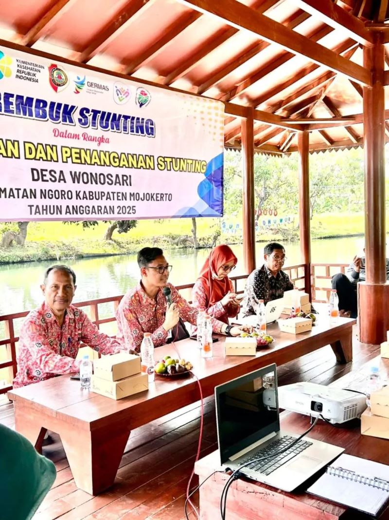 GANDENG LINTAS SEKTOR: Camat Ngoro Satriyo Wahyu Utomo bersama Kades Wonosari Takrib saat membuka acara Rembuk Stunting, Kamis (18/9).