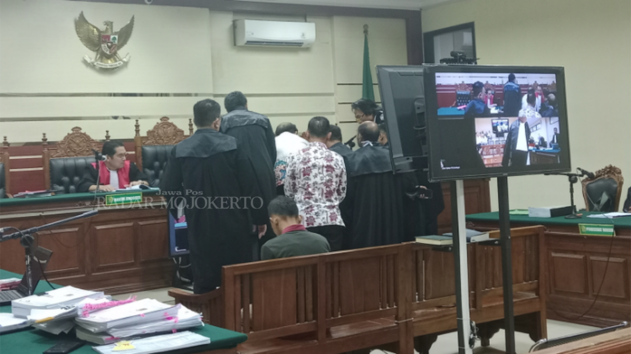 PERIKSA BUKTI: JPU tunjukkan bukti dokumen perencanaan di hadapan majelis hakim dan tiga saksi.
