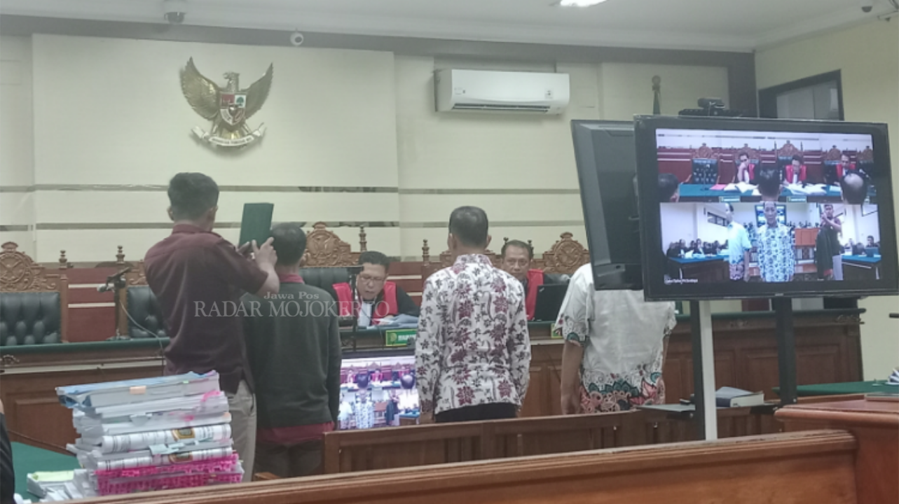 SIDANG LANJUTAN: Tiga pejabat Pemkot Mojokerto diambil sumpah dalam sidang lanjutan perkara korupsi kapal TBM Kota Mojokerto di Pengadilan Tipikor Surabaya di Sidoarjo, Selasa (30/10) siang.