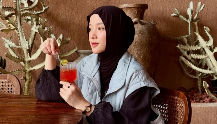 Isu mengenai kehamilan Nissa Sabyan oleh Ayus telah menggemparkan, tetapi sang ayah, Haji Komar, segera membela dan menolak berita tersebut.
