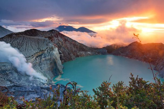 Gunung Ijen, yang terletak di Banyuwangi, Jawa Timur, adalah salah satu destinasi alam paling menakjubkan di Indonesia. sumber foto: pinterets