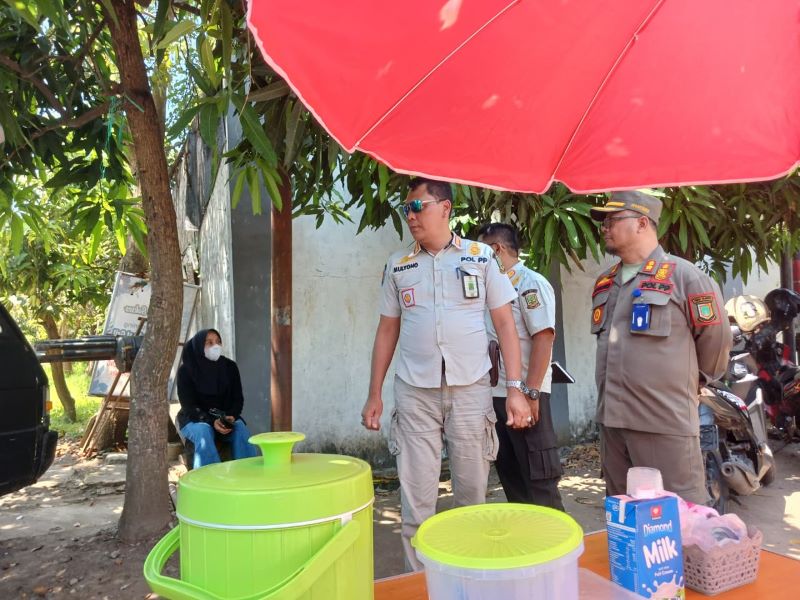 KAMBUH LAGI: Petugas Satpol PP Kota Mojokerto mendatangi PKL yang berjualan di Jalan Citra Surodinawan Estate (CSE), Kelurahan Surodinawan, Kecamatan Prajurit Kulon, Kamis (25/9) lalu.