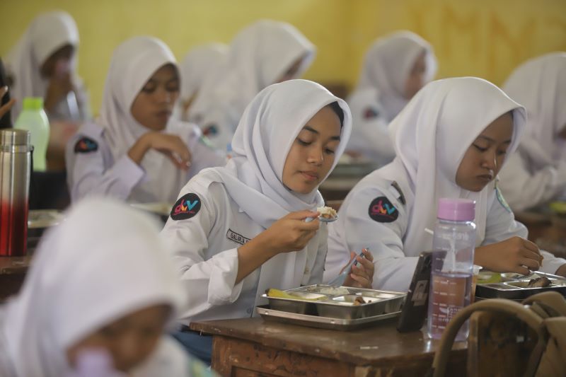 DIBAGIKAN: Peserta didik SMKN 1 Mojokerto mengonsumsi paket menu MBG yang disalurkan dari SPPG di wilayah Kota Mojokerto.