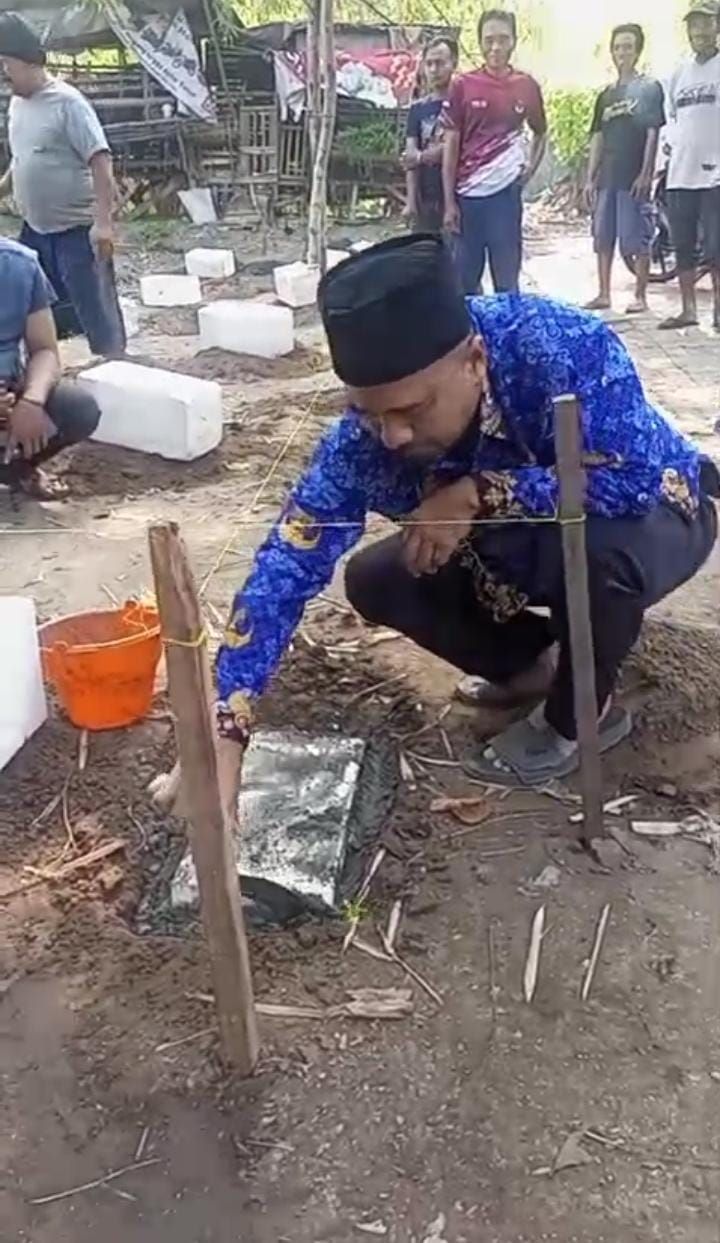 PRIORITAS PEMBANGUNAN: Pemerintah Desa Sambiroto secara simbolis meletakkan batu pertama pembangunan kandang peternakan domba beberapa waktu lalu.