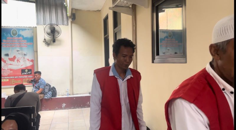 TAK BERKUTIK: Suparno, terdakwa perampokan dan penganiayaan wanita open BO usai menjalani sidang putusan di Pengadilan Negeri Mojokerto, kemarin (30/9).