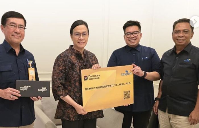Taspen Serahkan Uang Pensiun Kepada Mantan Menteri Keuangan, Sri Mulyani.