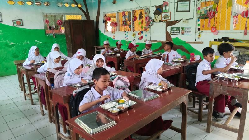DAPAT GILIRAN: Para siswa SDN Kumitir 1 saat menyantap menu MBG yang baru saja berjalan selama dua hari, kemarin (30/9).