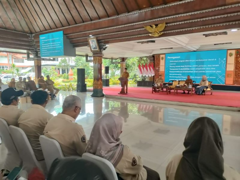 KOLABORASI: Bupati Mojokerto Muhammad Albarraa memberikan arahan dalam harmonisasi bersama TPP P3MD tahun 2025 di Pendapa Graha Majatama (GMT), kemarin (30/9).