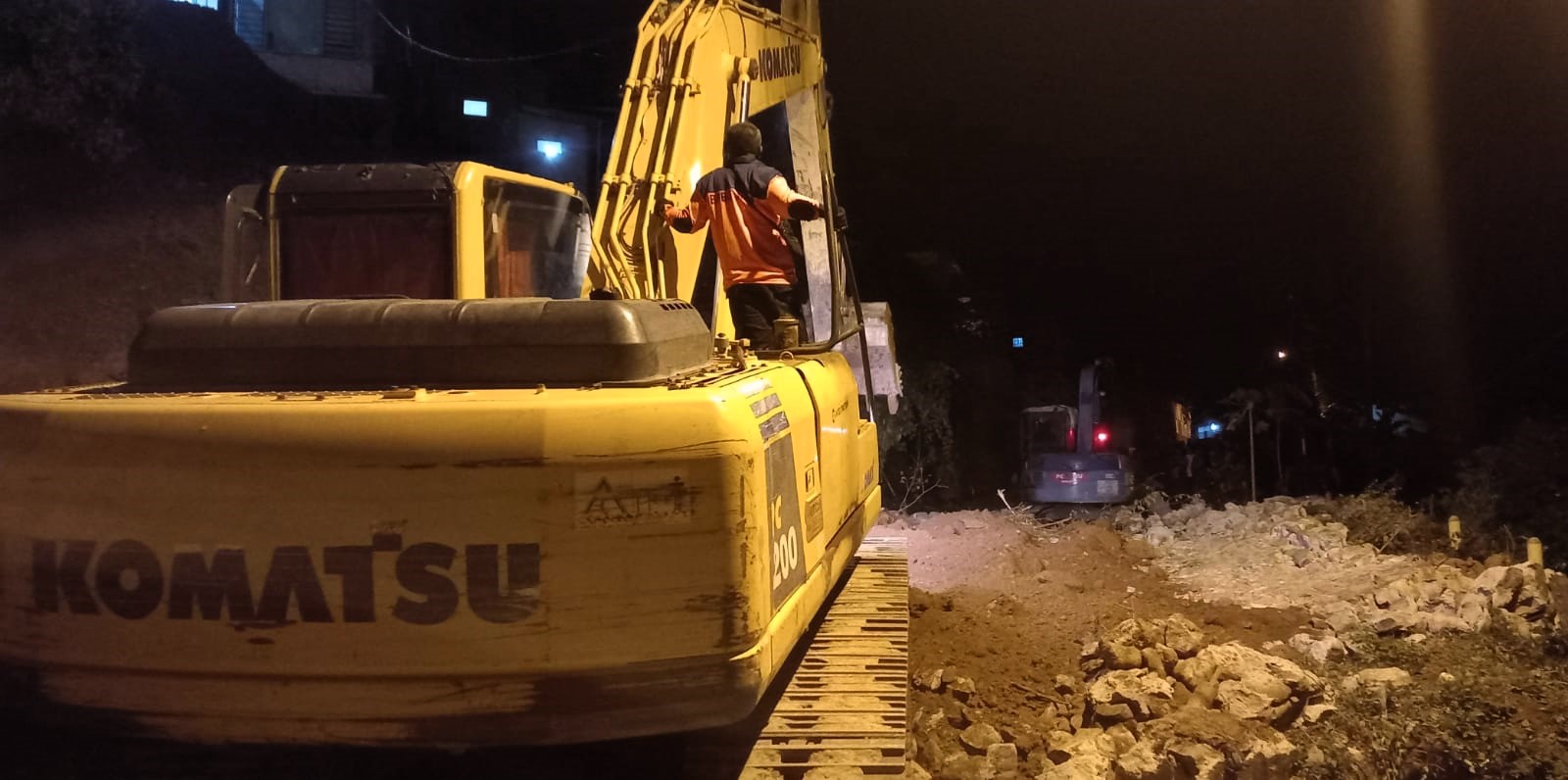 PENANGANAN: Dua alat berat dikerahkan untuk membersihkan material longsor yang menutup akses Jalan Raya Dusun Kambengan, Desa Cepokolimo, Kecamatan Pacet, Minggu (28/9).