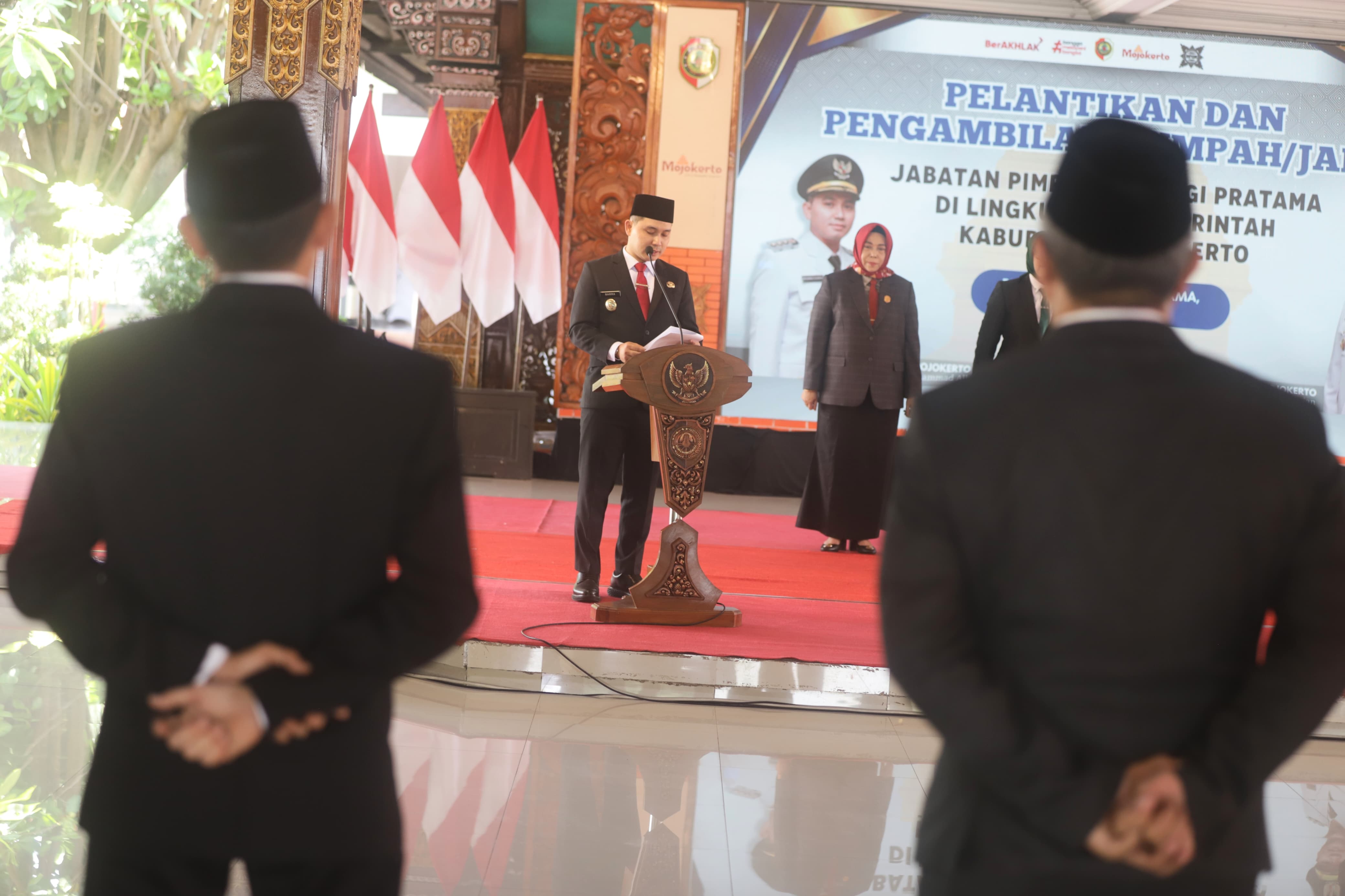 FORMASI BARU: Bupati Mojokerto Muhammad Albarraa rotasi mutasi jajaran kepala OPD di lingkungan Pemkab Mojokerto, di Pendapa Graha Majatama, Rabu (1/10).