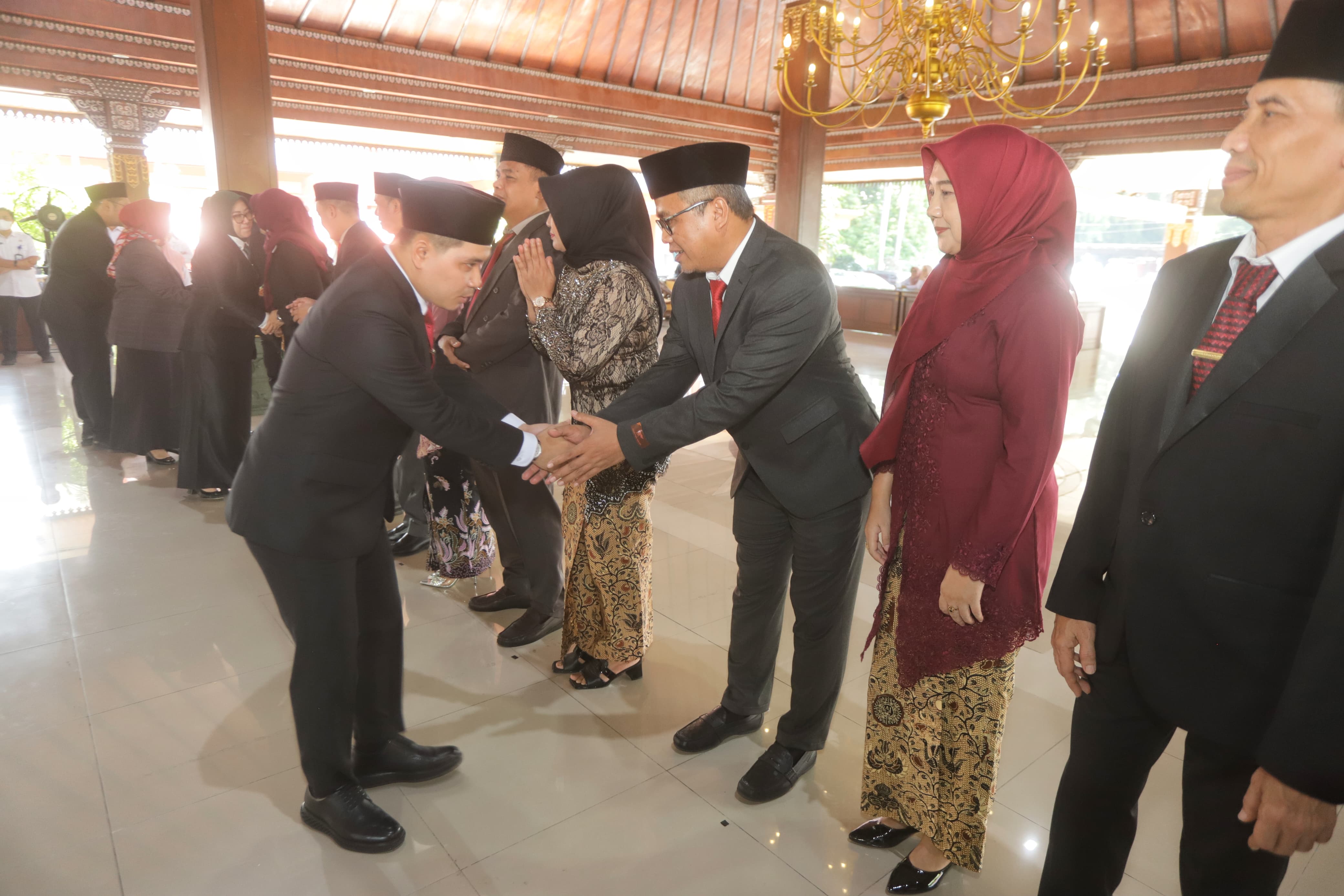 FORMASI BARU: Bupati Mojokerto Muhammad Albarraa mengalami pejabat usai rotasi mutasi jajaran kepala OPD di lingkungan Pemkab Mojokerto, di Pendapa Graha Majatama, Rabu (1/10).