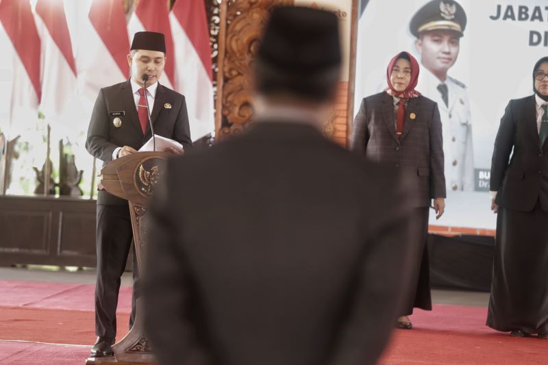FORMASI BARU: Bupati Mojokerto Muhammad Albarraa merotasi mutasi jajaran kepala OPD di lingkungan Pemkab Mojokerto, di Pendapa Graha Majatama, Rabu (1/10).