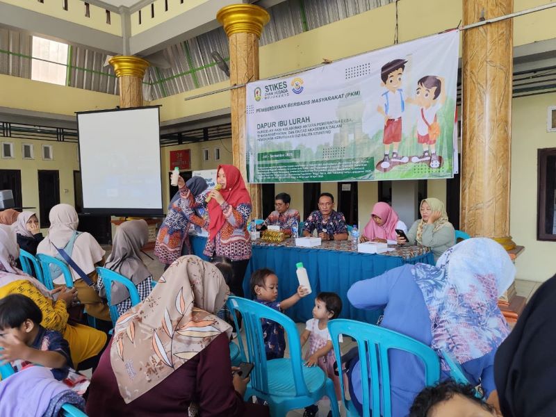 BERI PEMAPARAN: Ketua Tim PKM STIKES Dian Husada bdn. Riska Aprilia Wardani S.ST M.Kes menyampaikan paparan edukasi dan pengenalan menu PMT kepada para ibu di Balai Desa Sooko, kemarin (1/10).