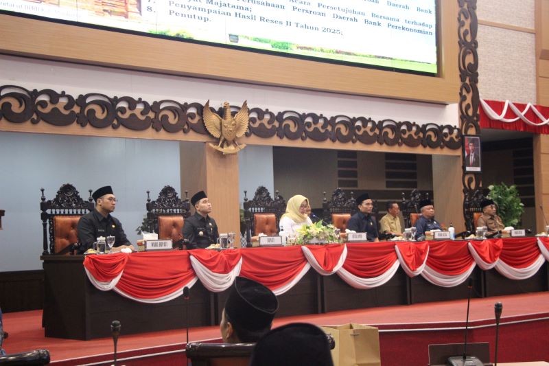 DISETUJUI: Ketua DPRD Kabupaten Mojokerto Ayni Zuroh memimpin rapat paripurna persetujuan atas Raperda Perusahaan Perseroan Daerah BPR Majatama di kantor DPRD pada Selasa (30/9).