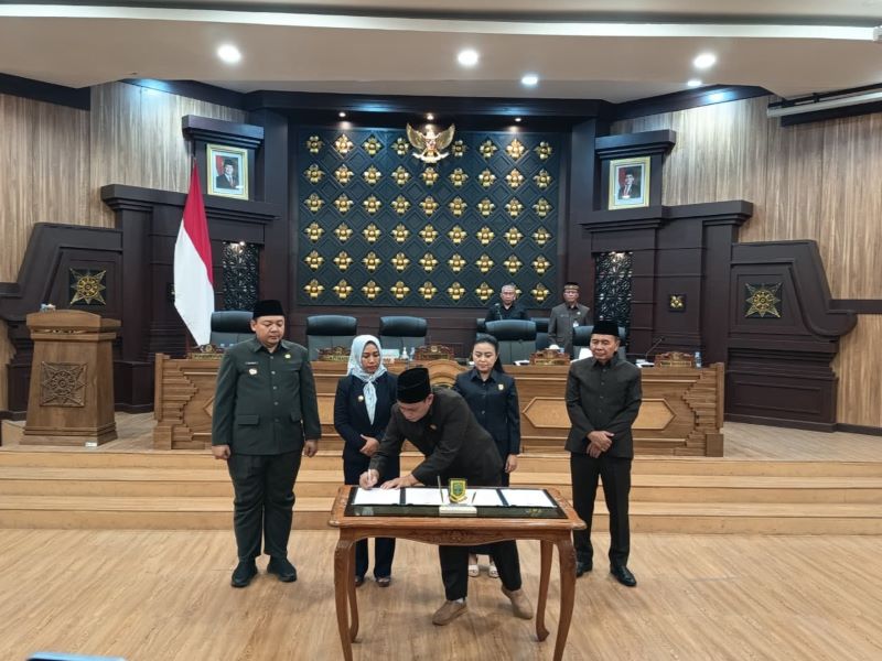 PARIPURNA: Wakil Ketua II DPRD Kota Mojokerto Arie Hernowo bersama pimpinan dewan dan Wali Kota Mojokerto Ika Puspitasari saat menandatangani nota persetujuan bersama atas rancangan KUA-PPAS.
