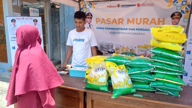 BAZAR: Stan pasar murah yang banyak diminati warga sekitar di waktu acara penyerahan penghargaan berlangsung.