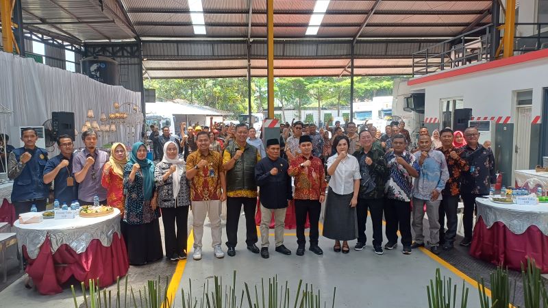 FOTO BARENG: Gus Bupati Mojokerto Albarra bersama owner PT Calvary Abadi, Sumarno dan istri, Erlani serta para undangan.