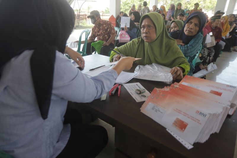 DIALIHKAN: Masyarakat miskin di Kabupaten Mojokerto menerima kartu keluarga sejahtera untuk mendapat bantuan PKH atau sembako mulai akhir tahun 2025.