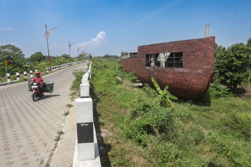 PROYEK MANGKRAK: Kondisi proyek pujasera kapal majapahitan di Taman Bahari Mojopahit (TBM) Kota Mojokerto kemarin (2/10). Hari ini, sedianya Pengadilan Tipikor Surabaya menggelar sidang pemeriksaan.