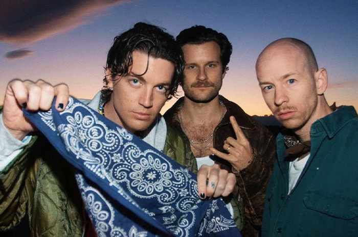 LANY kembali menghadirkan karya yang penuh emosi melalui lagu terbarunya berjudul &ldquo;XXL&rdquo;. Sumber Foto: Google