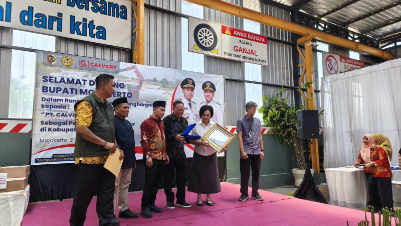 SENANG: Owner PT Calvary Abadi, Sumarno dan istri, Erlani membawa penghargaan yang telah diserahkan Gus Bupati Mojokerto.