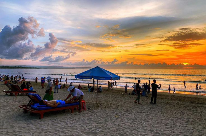 Pantai Kuta di Bali adalah salah satu destinasi wisata paling populer di Indonesia yang namanya sudah mendunia. sumber foto: pinterest