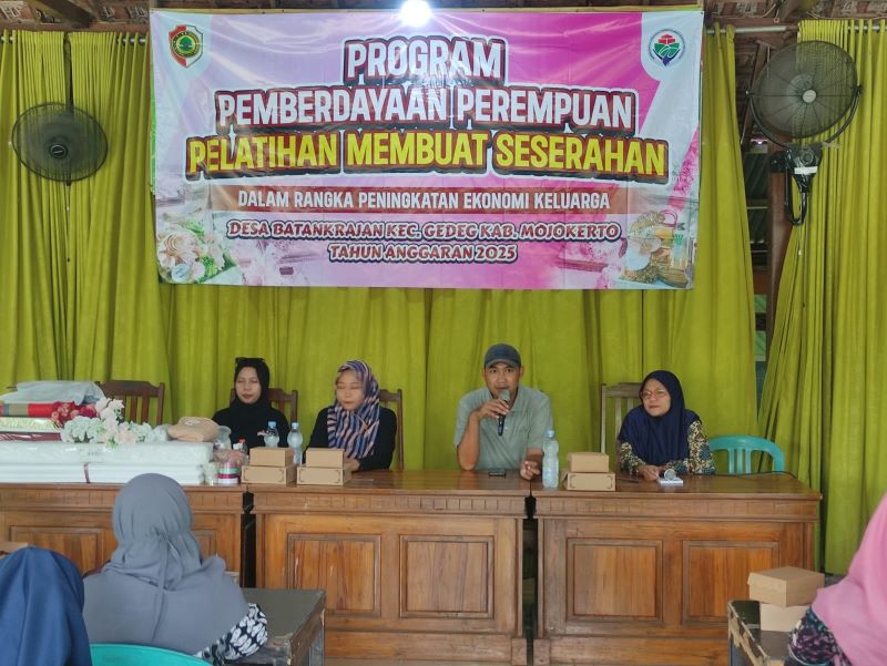 DIBERDAYAKAN: Anggota PKK mengikuti kegiatan pelatihan pembuatan kerajinan hantaran di Balai Desa Batankrajan, Kecamatan Gedeg, Rabu (1/10).