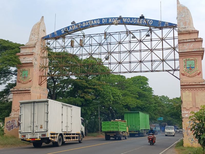 MEMBAHAYAKAN: Pengendara melintas di bawah rangka besi reklame bando di gapura selamat datang Kota Mojokerto, Jalan Bypass, Kecamatan Magersari, beberapa waktu lalu.