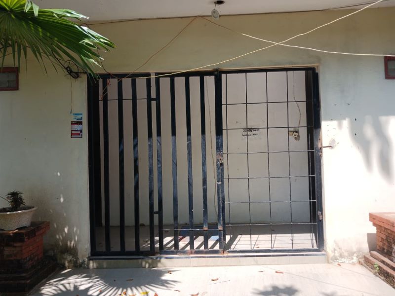 TAK TERPAKAI: Toilet Taman Kehati di Jalan Raya Ijen, Kelurahan Wates, Kecamatan Magersari, dalam kondisi terkunci, kemarin (2/10).