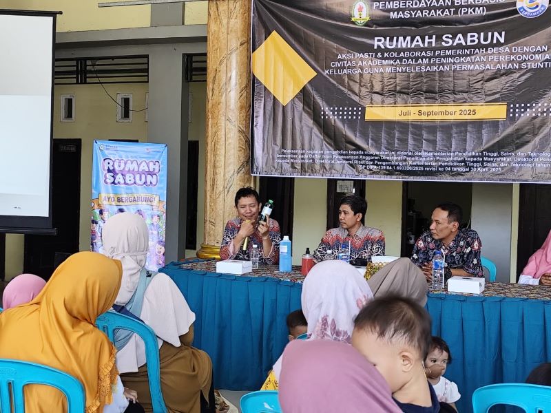 MANFAAT DAN PRODUKTIF: Tim STIKES Dian Husada menunjukkan hasil produk sabun berbahan alami ke kaum ibu ibu Desa Sooko, Rabu (1/10).