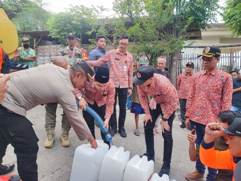 KEBUTUHAN DASAR: Pemkab Mojokerto menyalurkan air bersih kepada warga terdampak kekeringan di Desa Manduromanggunggajah, Kecamatan Ngoro, beberapa waktu lalu.