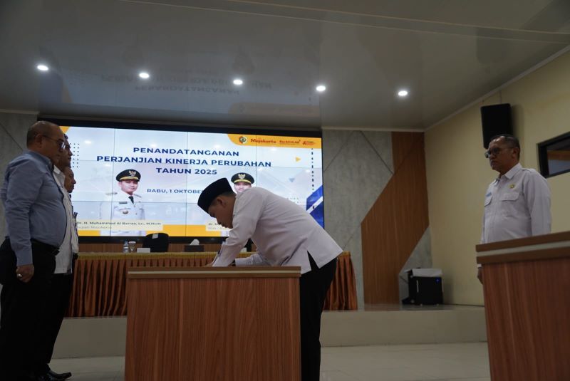 TEGUHKAN KOMITMEN: Bupati Mojokerto Muhammad Albarraa bersama Sekdakab Teguh Gunarko dan kepala organisasi perangkat daerah melakukan penandatanganan perjanjian kinerja.