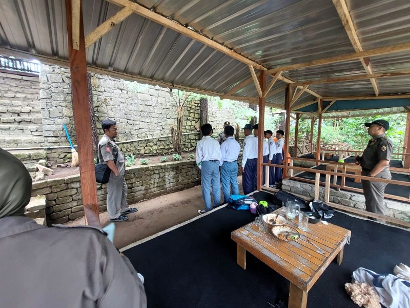 TERCIDUK: Petugas Satpol PP Kabupaten Mojokerto memergoki pelajar yang bolos di warung kopi, Desa Sukosari, Kecamatan Trawas.
