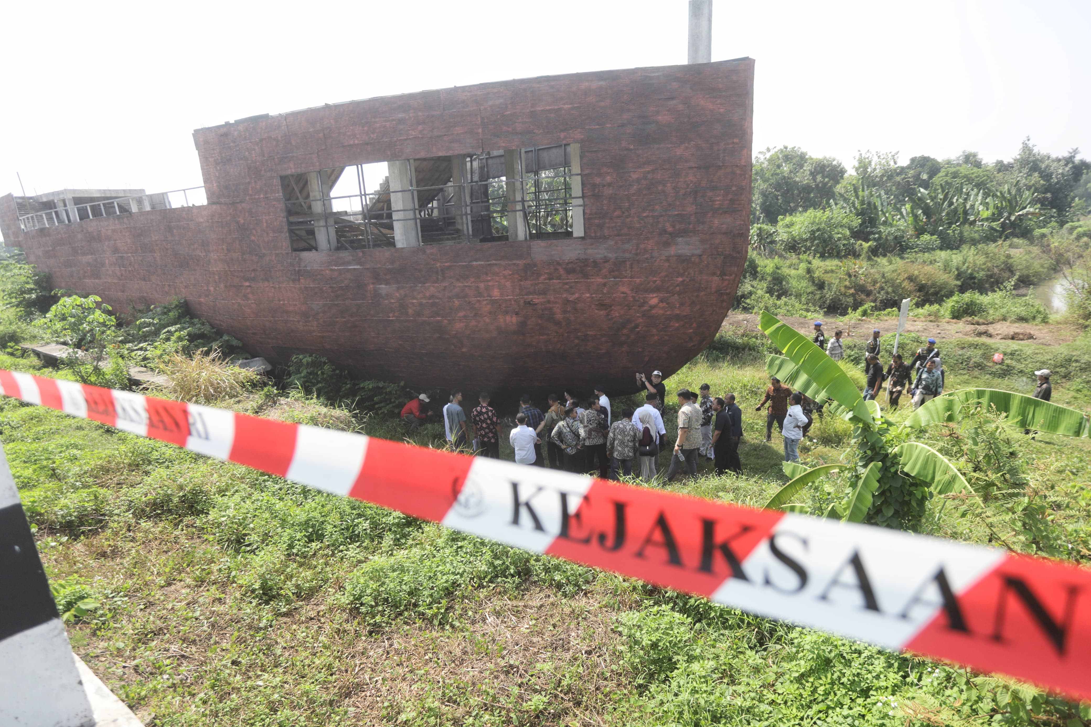 KORUPSI KAPAL TBM: Hakim Tipikor sidang pemeriksaan setempat di proyek pujasera kapal majapahitan Taman Bahari Mojopahit (TBM) Kelurahan Pulorejo, Kecamatan Prajurit Kulon, Kota Mojokerto,Jumat (3/10)