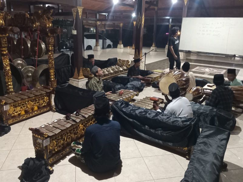 MENIMBA ILMU: Anak muda Desa Klinterejo, Kecamatan Sooko, saat memainkan musik gamelan Jawa yang dipadukan dengan terbang jidor sebagai upaya pelestarian budaya.