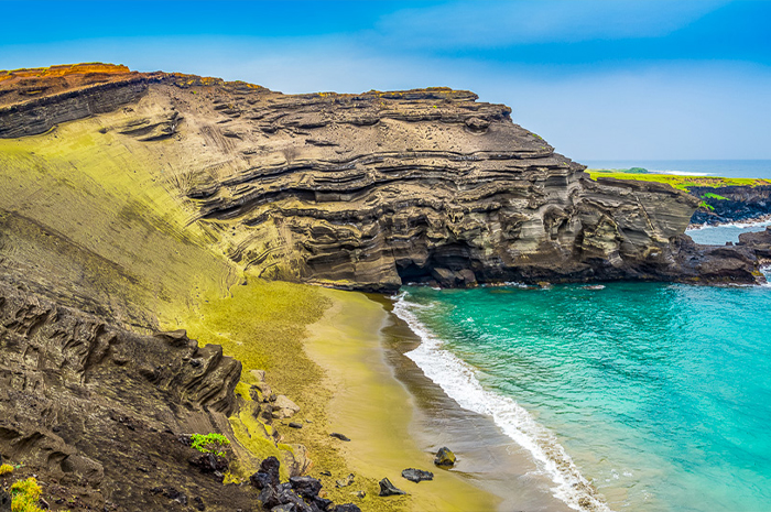 Salah satunya tempat istimewa yang sangat langka adalah Papakolea Beach di Hawaii, pantai langka dengan pasir berwarna hijau zaitun. Sumber foto: Google