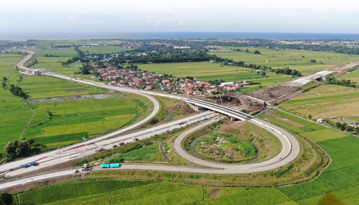 Tol Probowangi senilai Rp10,8 triliun akan mulai berfungsi pada tahun 2026, mengurangi waktu tempuh dari 1,5 jam menjadi 30 menit, serta meningkatkan ekonomi di daerah miskin di Jawa Timur