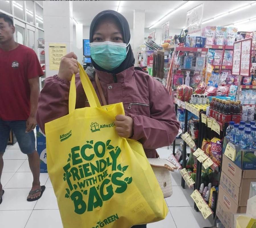 ZERO WASTE: Pelanggan yang berbelanja gratis mendapat tas belanja go green dari pihak Alfamart